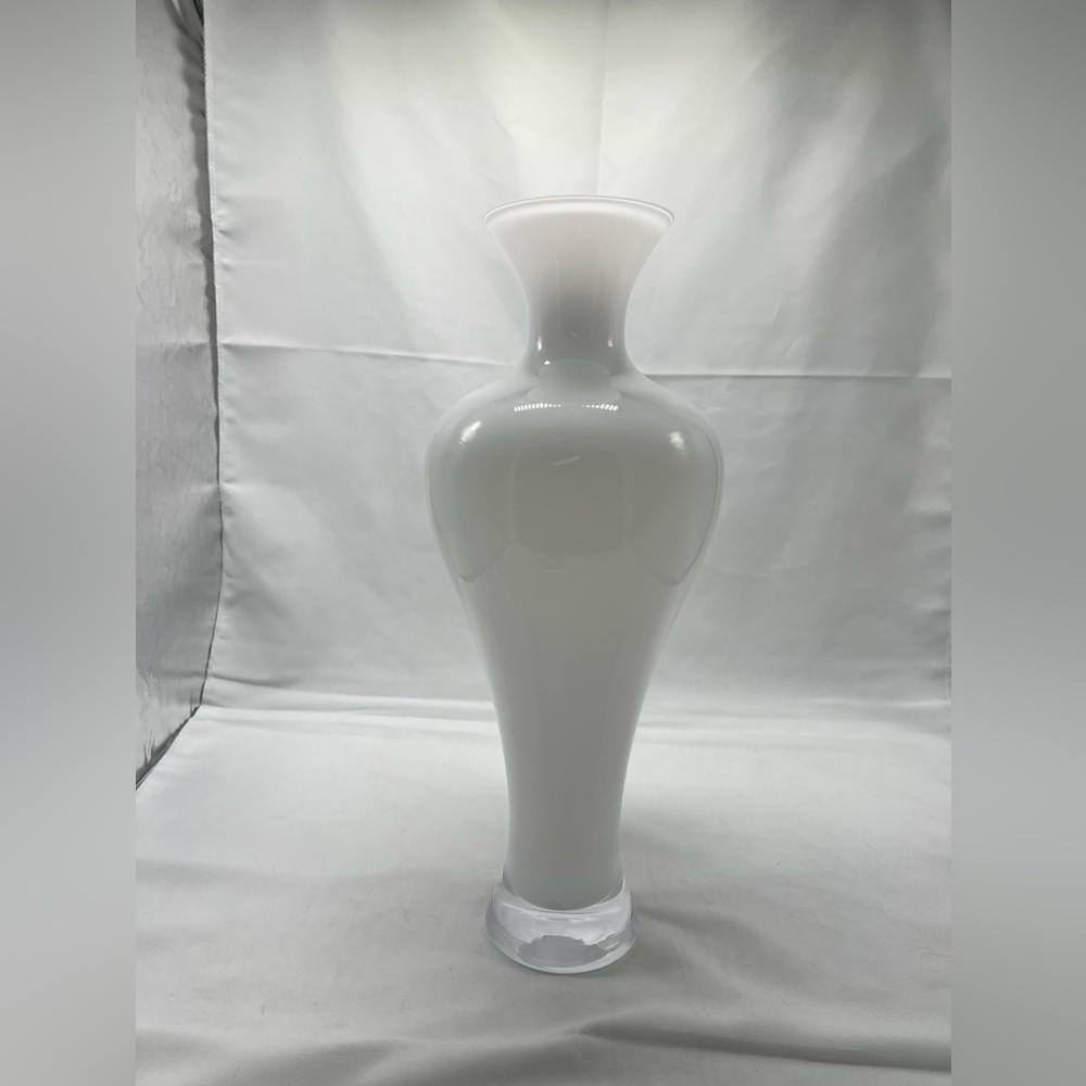 Elegant White Glass Vase - Picture 4 of 6